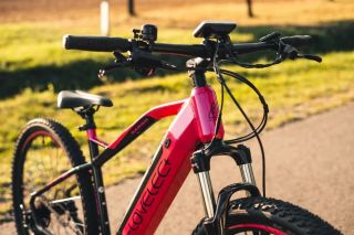 Léto přeje novým zážitkům. ☀️ A ty začínají v sedle elektrokola. 🚴‍♀️🔋 To navíc šetří váš čas i síly – a nyní, se slevou...