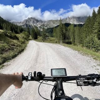 Ze sedla elektrokola LOVELEC je léto v rakouských Alpách ještě krásnější. 🚵‍♂️🇦🇹 Jak si ho užíváte vy? 😎 #lovelec...