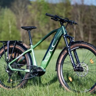 Jedno elektrokolo do města, druhé do terénu? 🤔 Plně vybavené horské elektrokolo LOVELEC Sculptor SUV zvládne obojí. ✅ 👉...